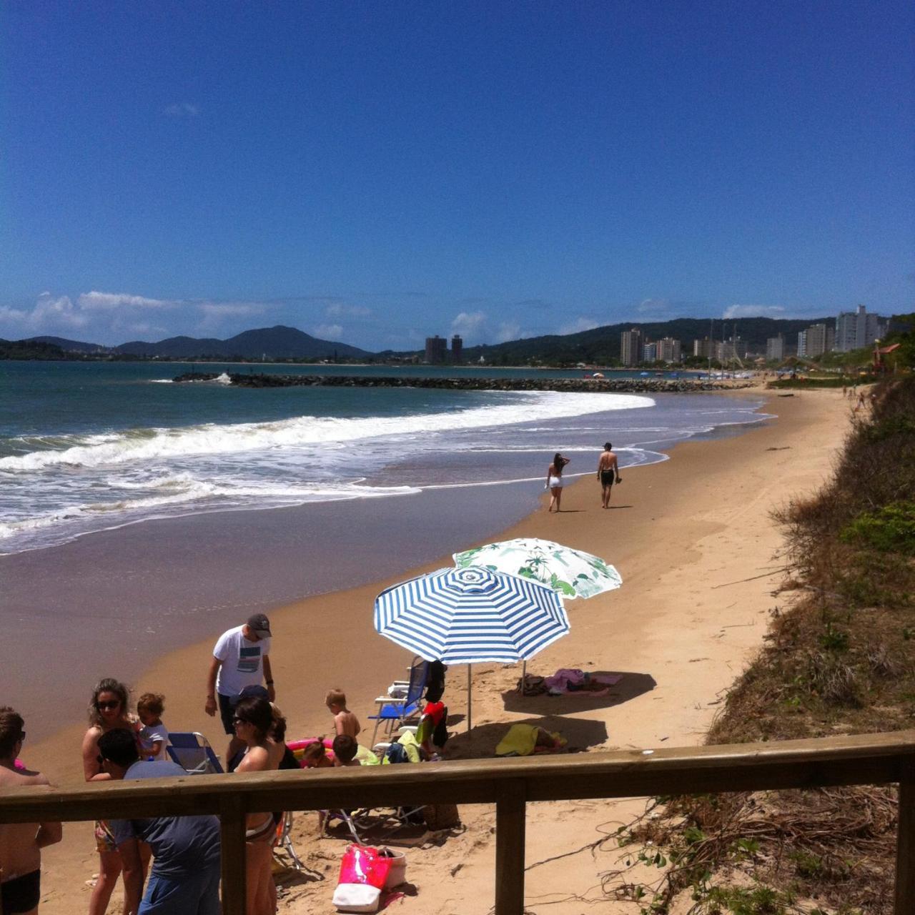 Hostel Casa Da Praia Picarras Bagian luar foto